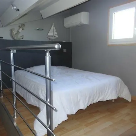 House Dans Zone Pavillonaire Familiale 1 *