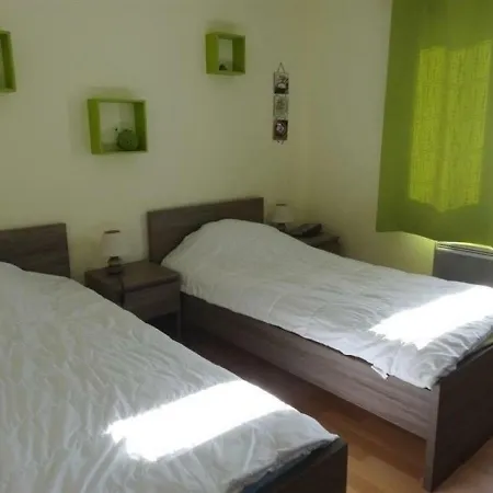 House Dans Zone Pavillonaire Familiale 1 *